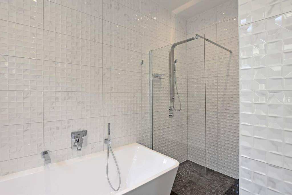 6,5 Luxury Room Apartment - Central Zwickau - 3 Bedrooms - 2 Bathrooms Bagian luar foto